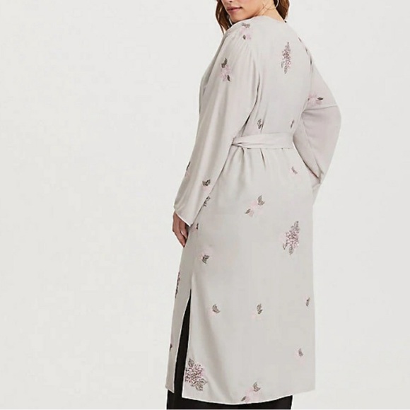 Torrid Light Grey Floral Embroidered Side Slits Tie Waist Robe/Kimono NWT 1X/2X - Picture 3 of 15